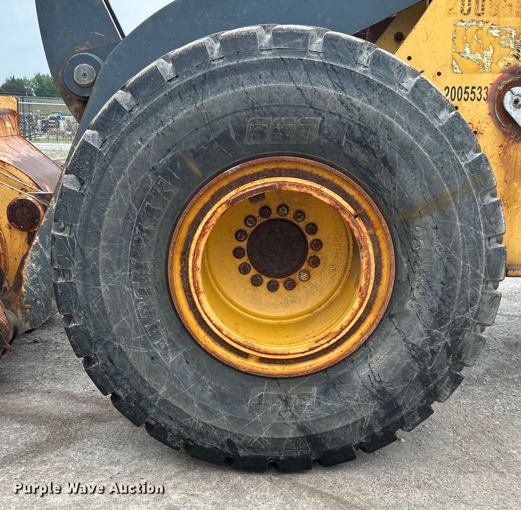 image for item DO1105 2004 John Deere 724J wheel loader