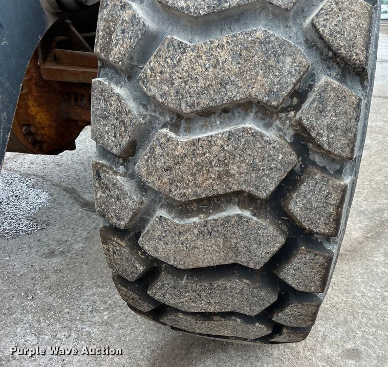 image for item DO1105 2004 John Deere 724J wheel loader