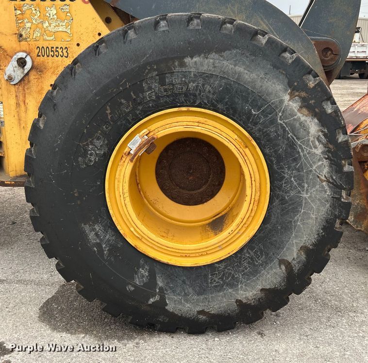 image for item DO1105 2004 John Deere 724J wheel loader
