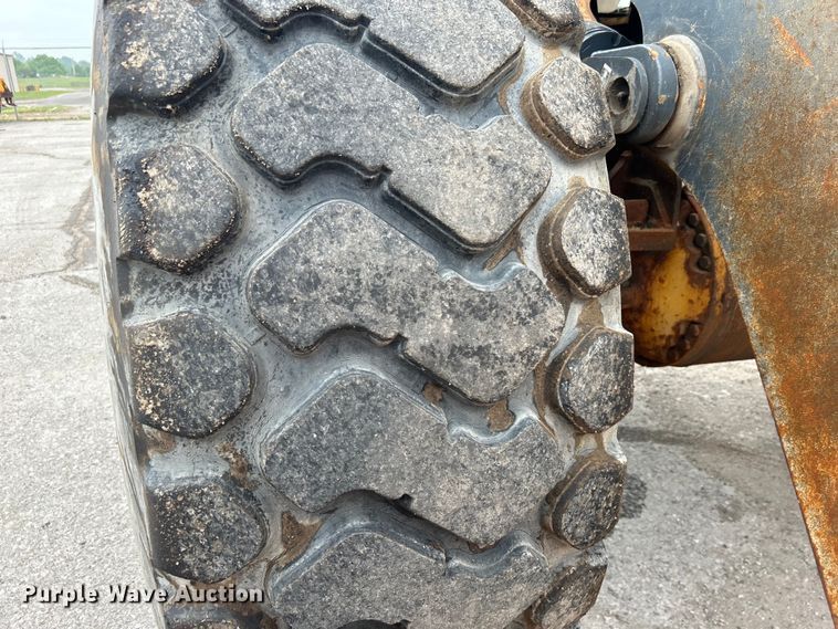 image for item DO1105 2004 John Deere 724J wheel loader