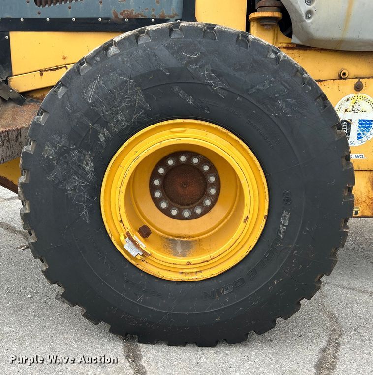 image for item DO1105 2004 John Deere 724J wheel loader
