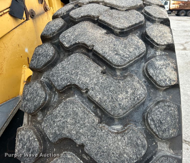 image for item DO1105 2004 John Deere 724J wheel loader