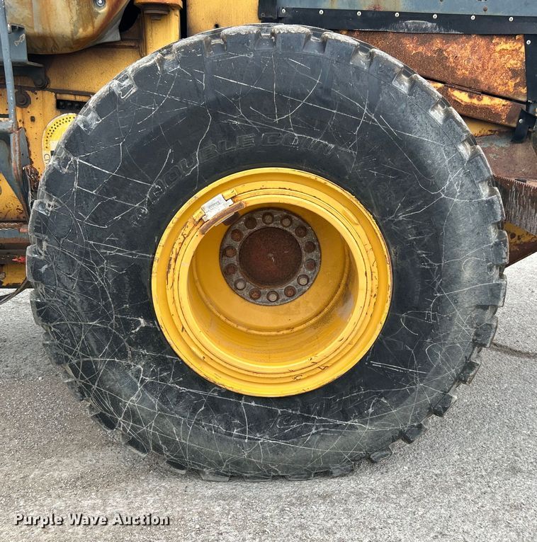 image for item DO1105 2004 John Deere 724J wheel loader