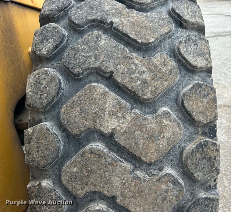 image for item DO1105 2004 John Deere 724J wheel loader