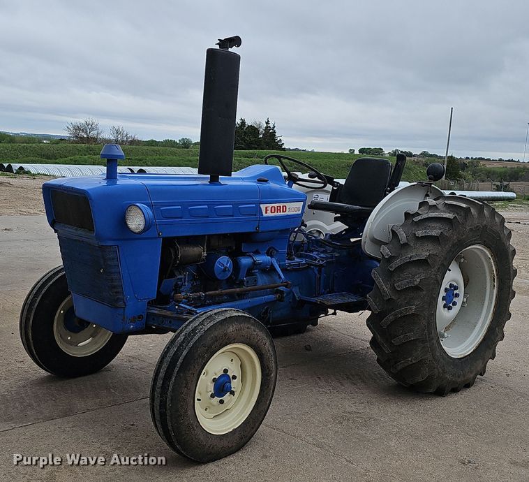 image for item DP0877 1962 Ford 2000 tractor