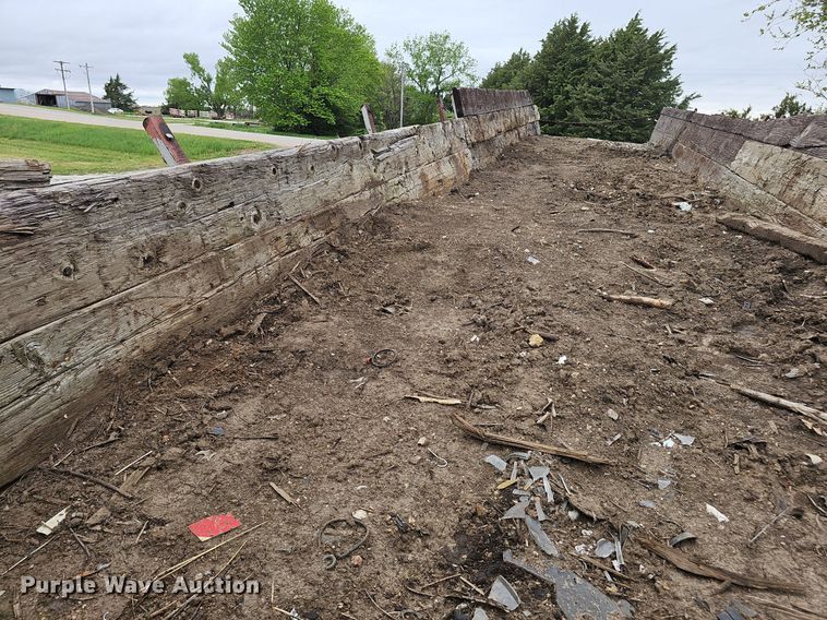 image for item DP0884 1981 Aztec flatbed trailer