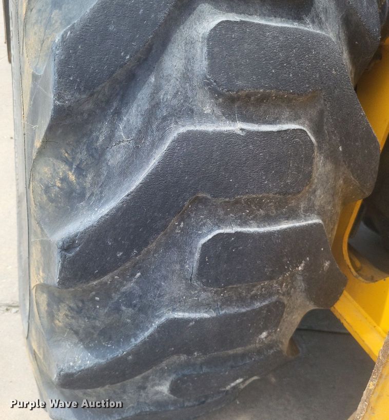 image for item DR4764 2004 John Deere 110 backhoe