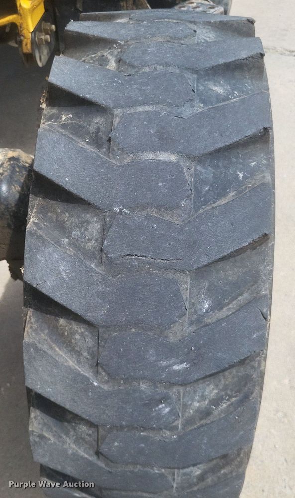 image for item DR4764 2004 John Deere 110 backhoe