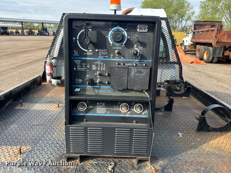 image for item EH5503 1996 Dodge Ram 1500 flatbed pickup truck