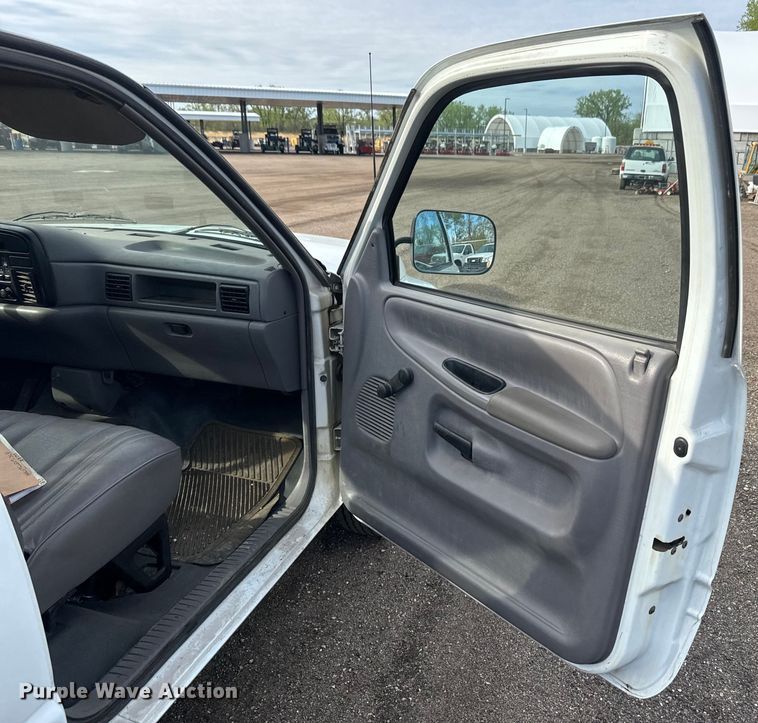 image for item EH5503 1996 Dodge Ram 1500 flatbed pickup truck