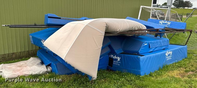 image for item EH6718 Pole vaulting equipment