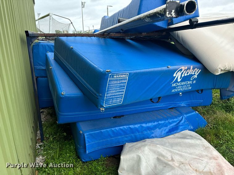 image for item EH6718 Pole vaulting equipment