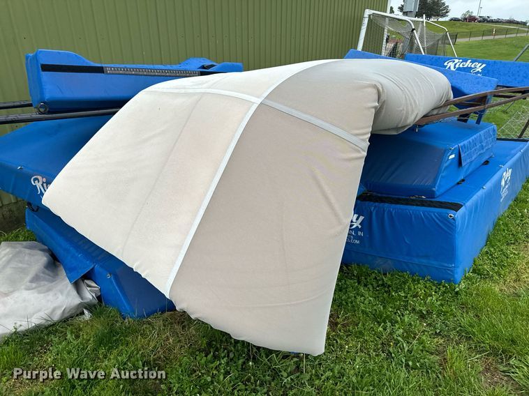 image for item EH6718 Pole vaulting equipment