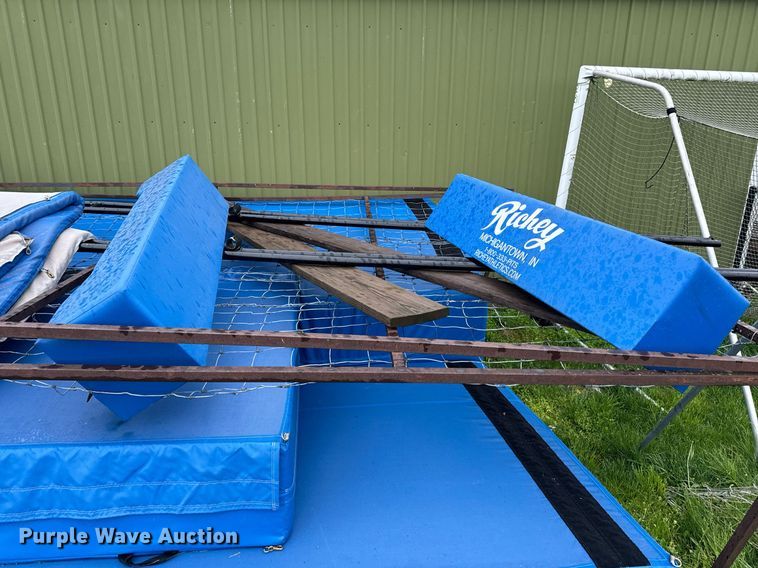 image for item EH6718 Pole vaulting equipment