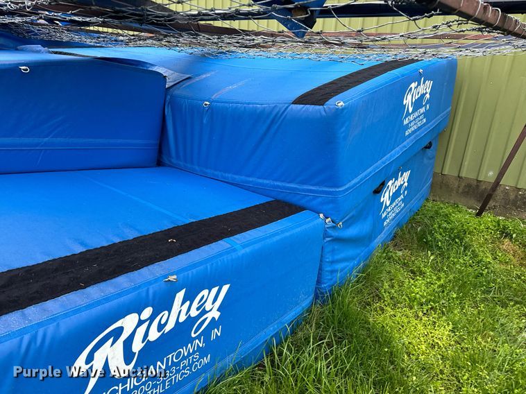 image for item EH6718 Pole vaulting equipment