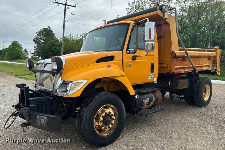 image for item EH6729 2004 International 7400 dump truck