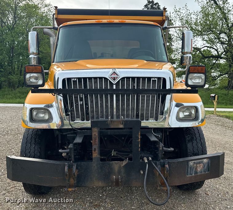 image for item EH6729 2004 International 7400 dump truck