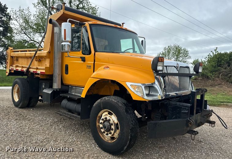 image for item EH6729 2004 International 7400 dump truck