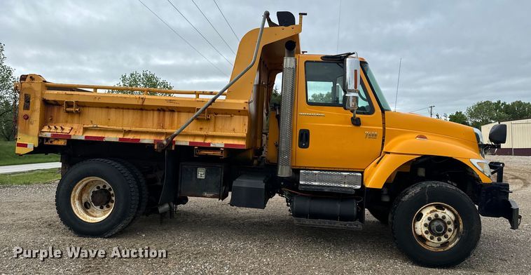 image for item EH6729 2004 International 7400 dump truck