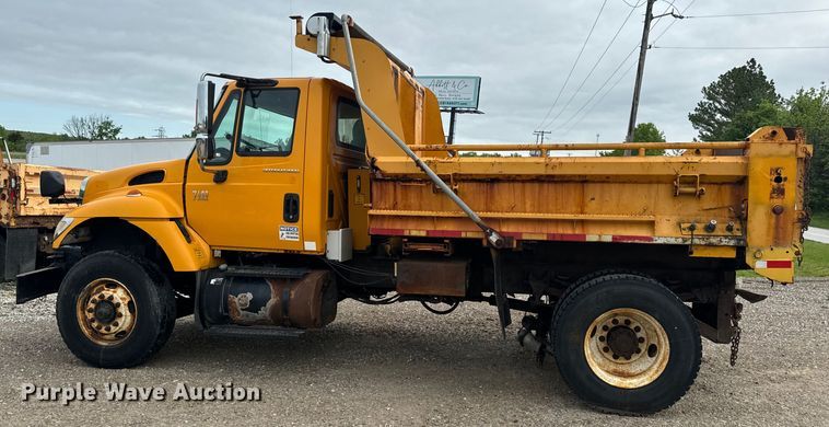 image for item EH6729 2004 International 7400 dump truck