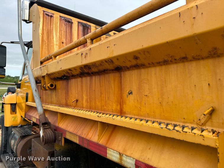 image for item EH6729 2004 International 7400 dump truck