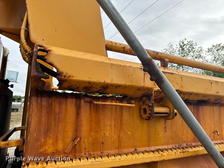 image for item EH6729 2004 International 7400 dump truck