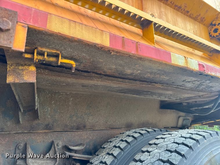 image for item EH6729 2004 International 7400 dump truck