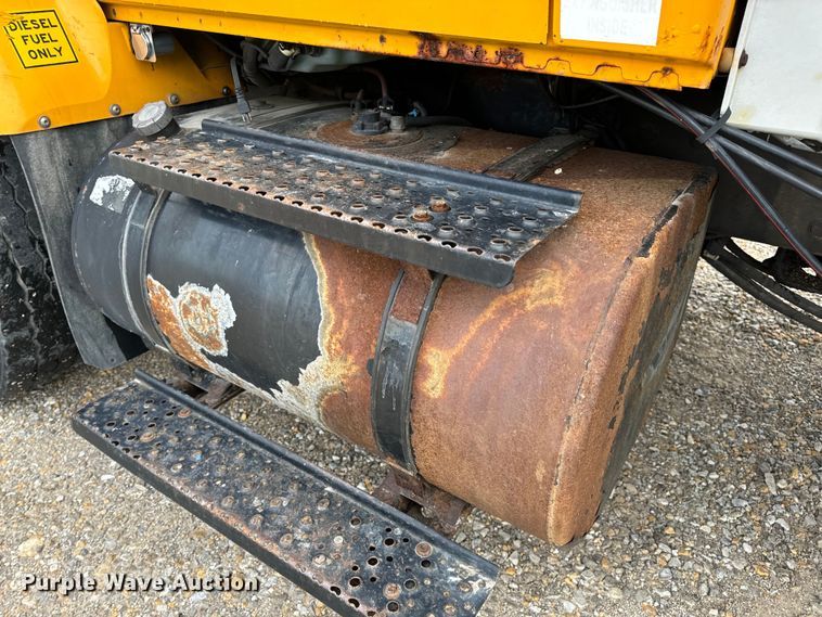 image for item EH6729 2004 International 7400 dump truck