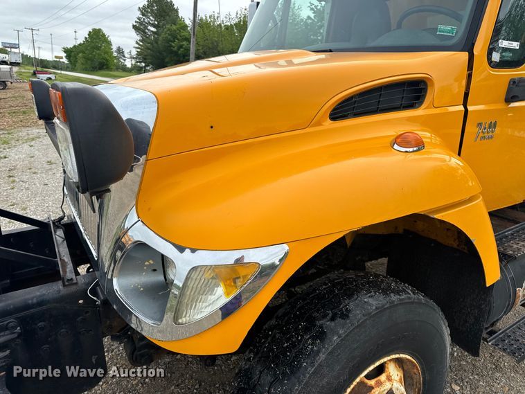 image for item EH6729 2004 International 7400 dump truck