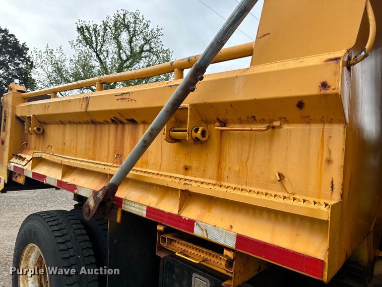 image for item EH6729 2004 International 7400 dump truck