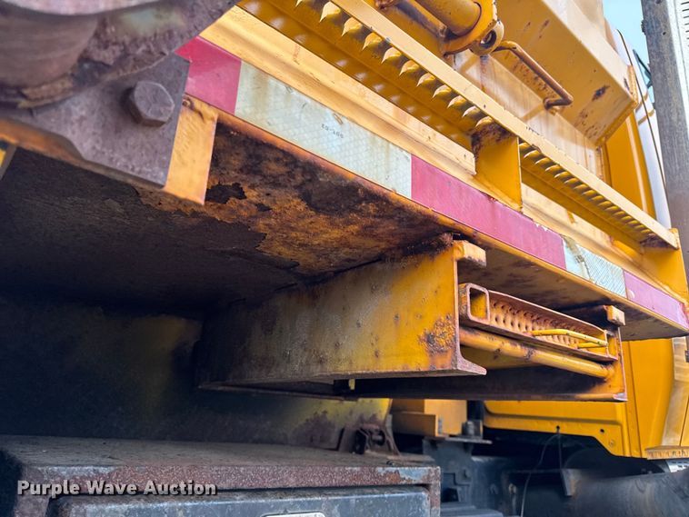 image for item EH6729 2004 International 7400 dump truck