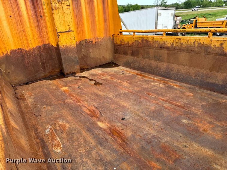 image for item EH6729 2004 International 7400 dump truck