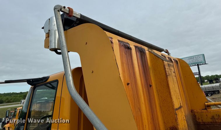 image for item EH6729 2004 International 7400 dump truck