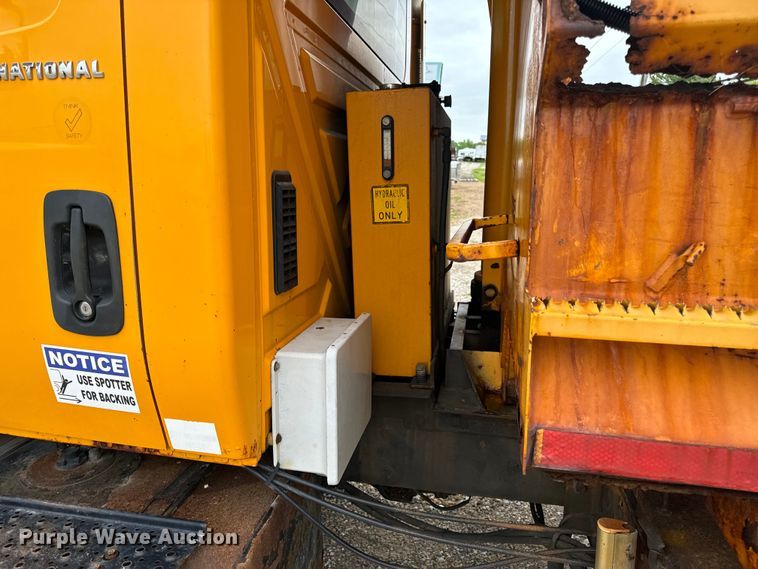 image for item EH6729 2004 International 7400 dump truck