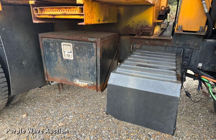 image for item EH6729 2004 International 7400 dump truck