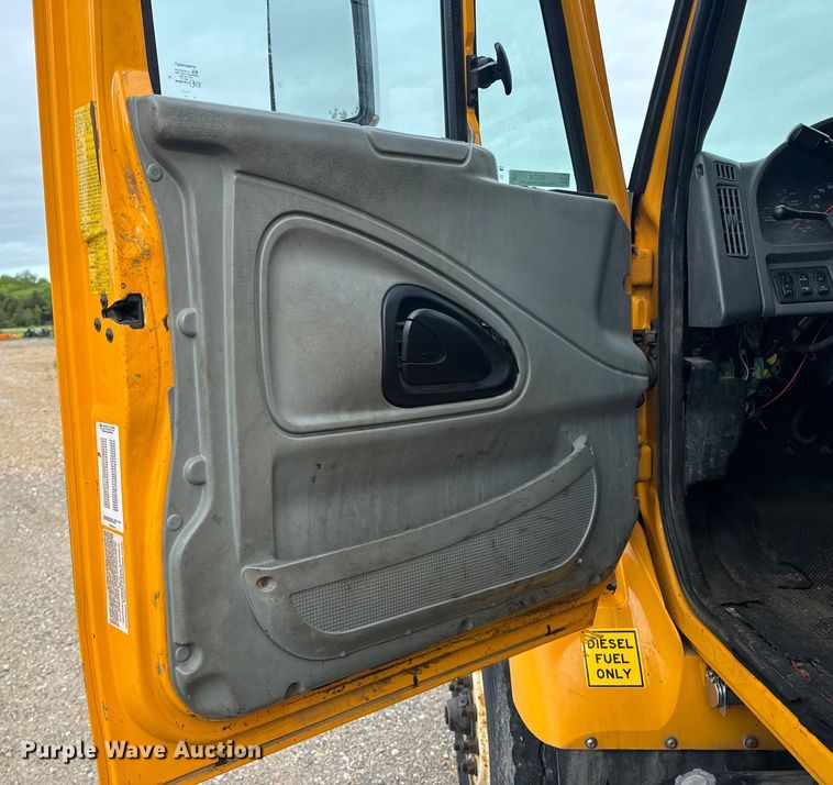 image for item EH6729 2004 International 7400 dump truck