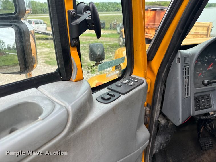 image for item EH6729 2004 International 7400 dump truck