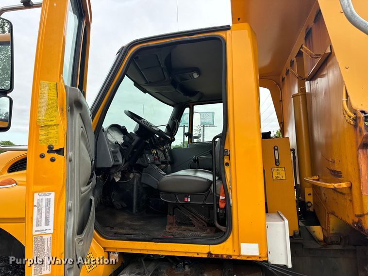 image for item EH6729 2004 International 7400 dump truck