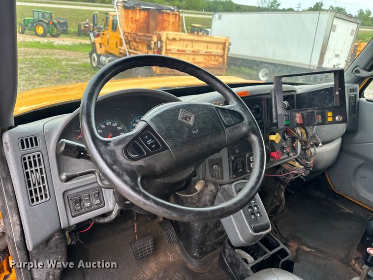 image for item EH6729 2004 International 7400 dump truck