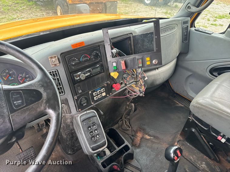 image for item EH6729 2004 International 7400 dump truck