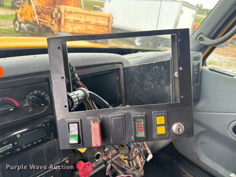 image for item EH6729 2004 International 7400 dump truck