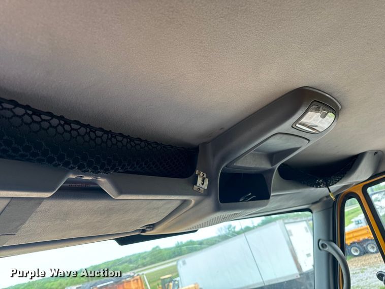 image for item EH6729 2004 International 7400 dump truck