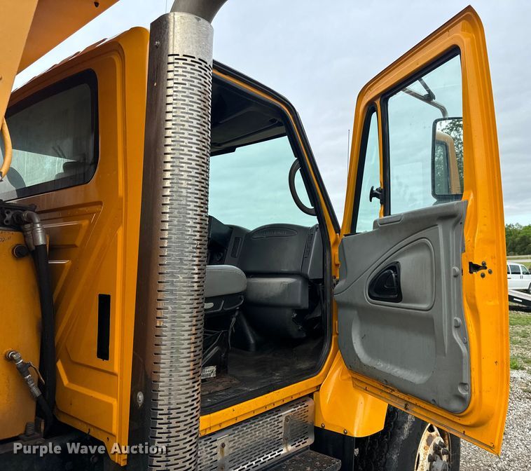 image for item EH6729 2004 International 7400 dump truck