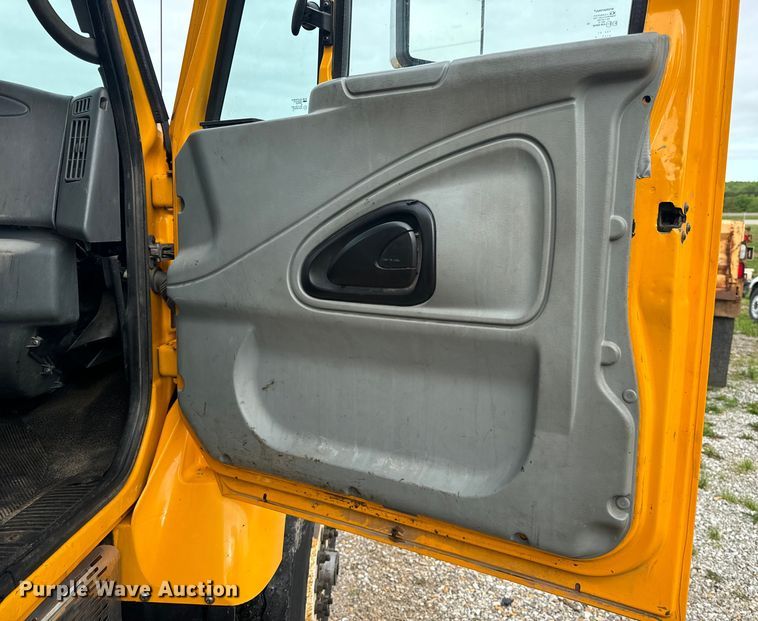 image for item EH6729 2004 International 7400 dump truck