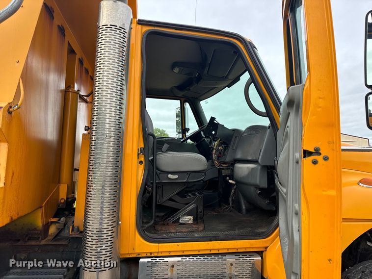 image for item EH6729 2004 International 7400 dump truck