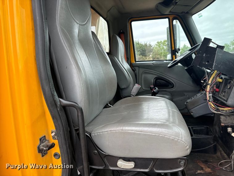 image for item EH6729 2004 International 7400 dump truck