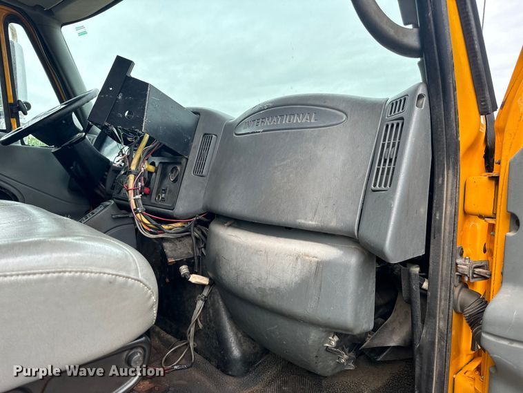 image for item EH6729 2004 International 7400 dump truck