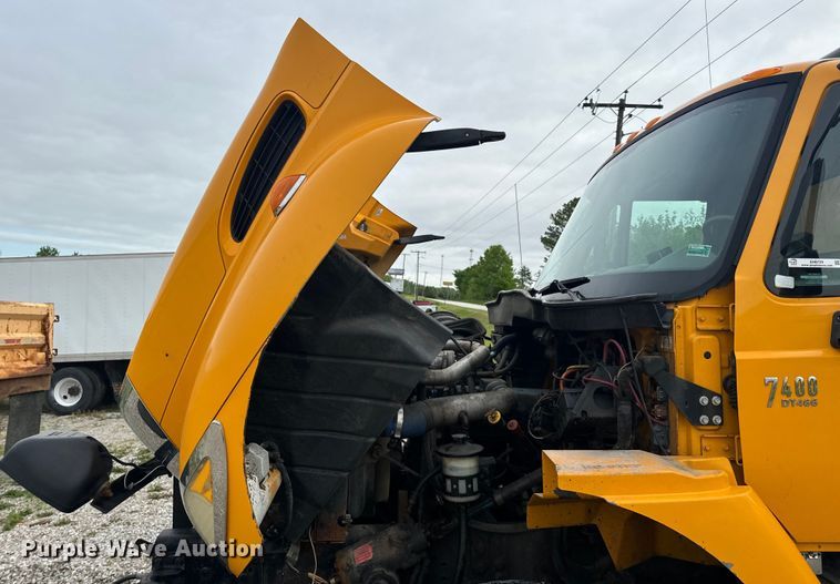 image for item EH6729 2004 International 7400 dump truck