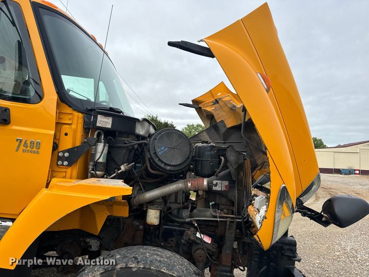 image for item EH6729 2004 International 7400 dump truck