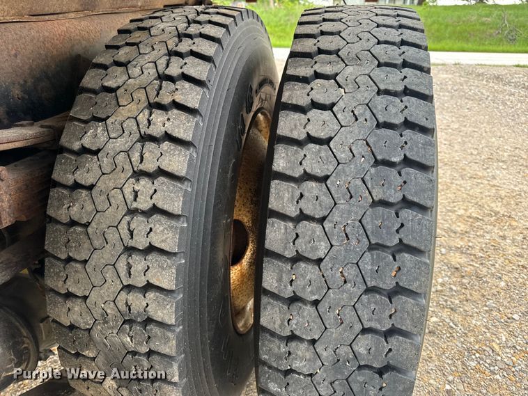 image for item EH6729 2004 International 7400 dump truck